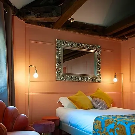 Petit Saint-honore Hotel