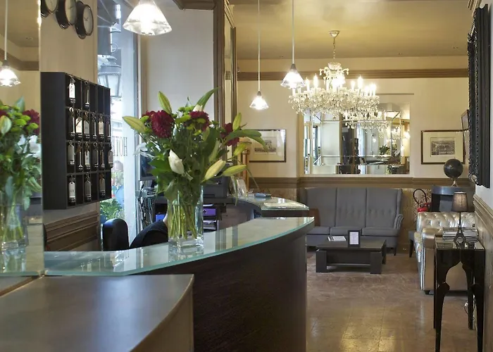 Petit Saint-honore Hotel