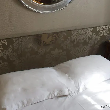 Petit Saint-honore Hotel